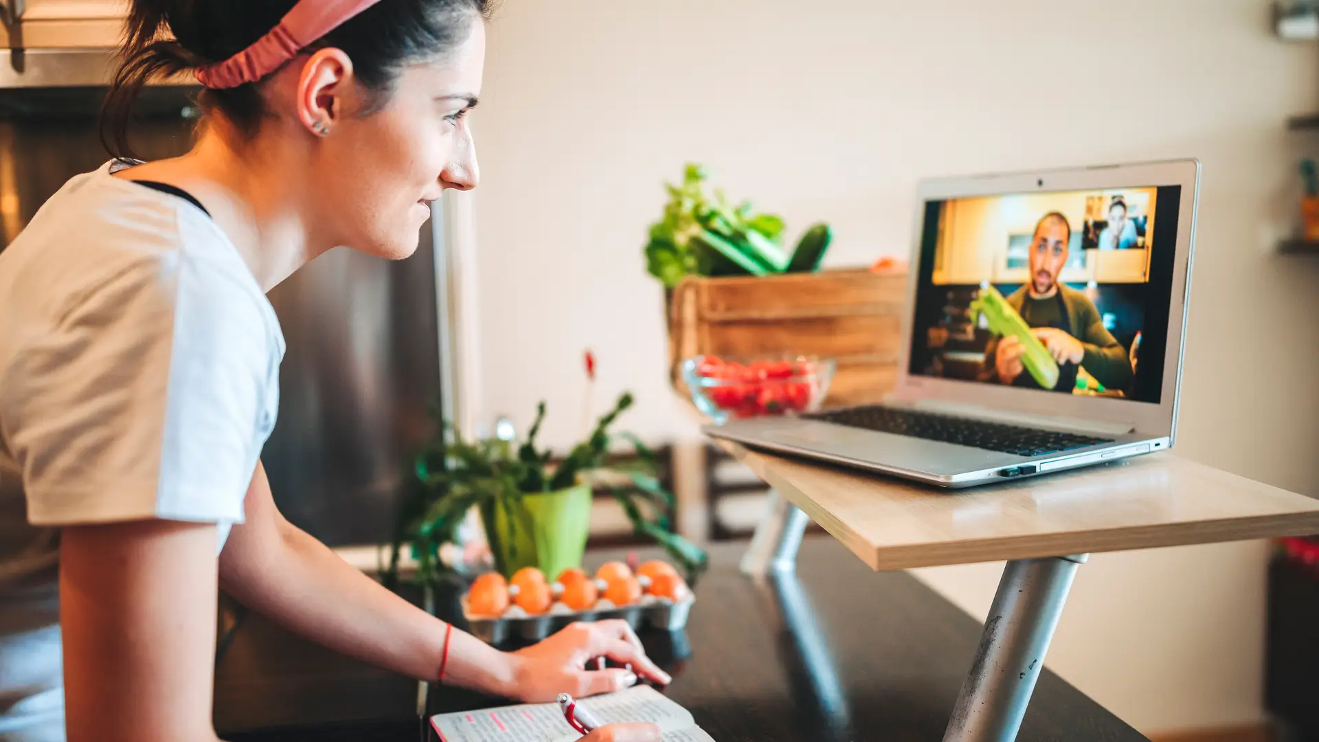 Joven aprendiendo online con profesor de cocina simboliza internet fibra de orange Joven aprendiendo online con profesor de cocina simboliza internet fibra de orange