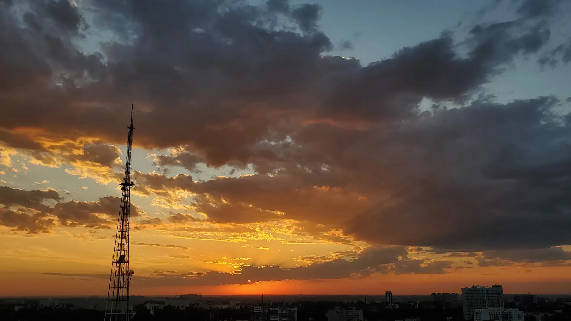 Antena en atardecer tormentoso simboliza 4g de orange Antena en atardecer tormentoso simboliza 4g de orange