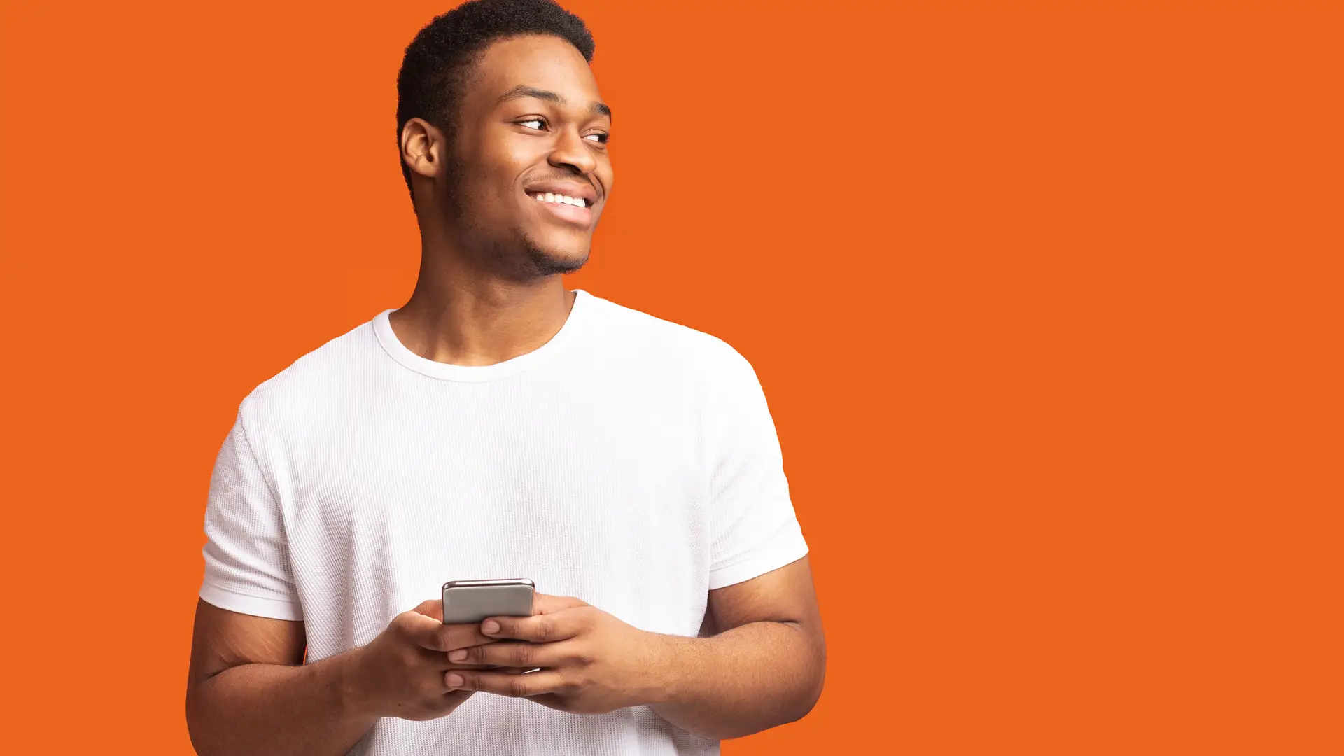 Joven usando su smartphone navegando por internet simboliza internet móvil orange Joven usando su smartphone navegando por internet simboliza internet móvil orange