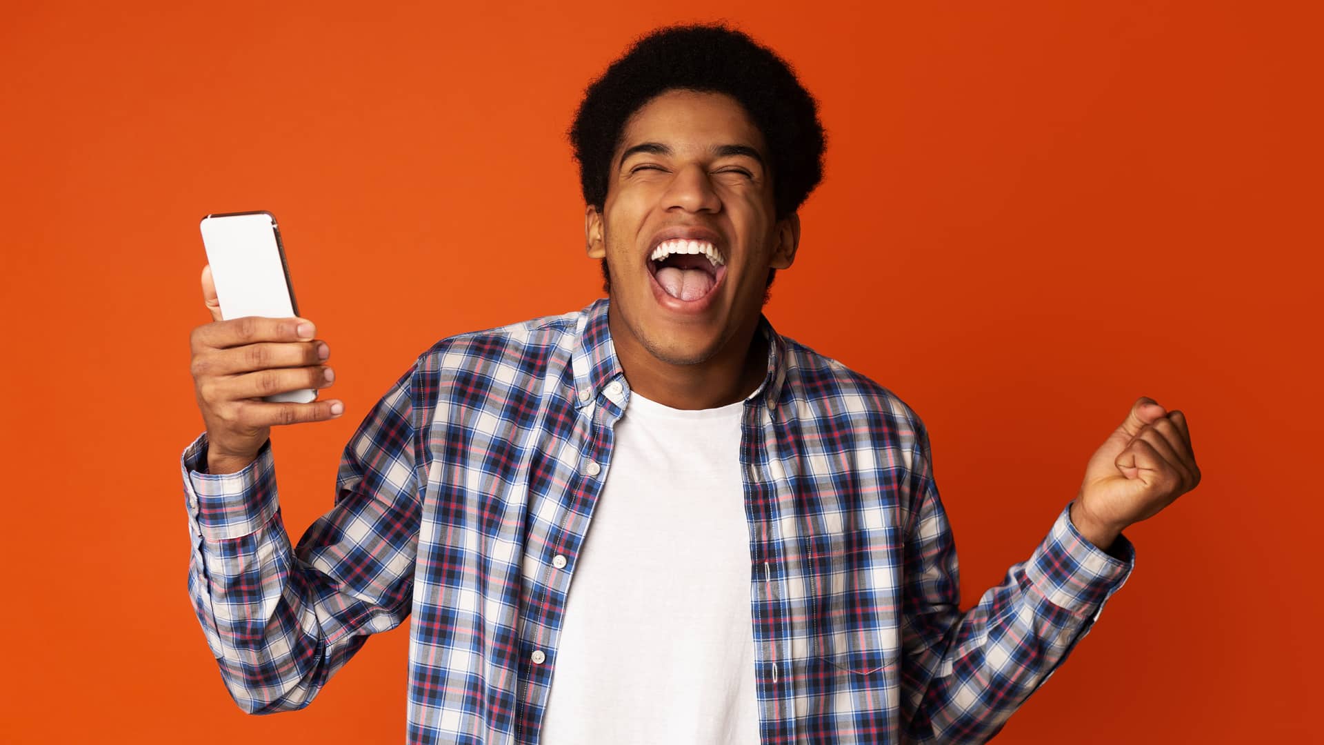 Adolescente feliz porque ha recargado su móvil simboliza prepago recarga de orange