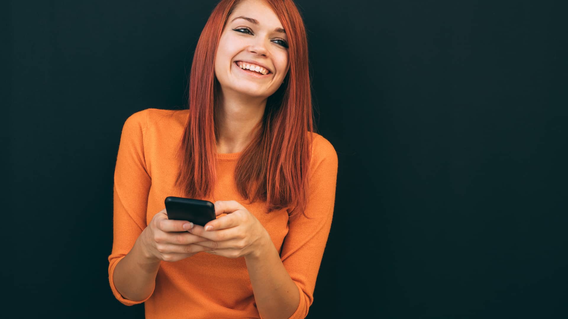 Mujer usando su smartphone simboliza tarifas móvil orange