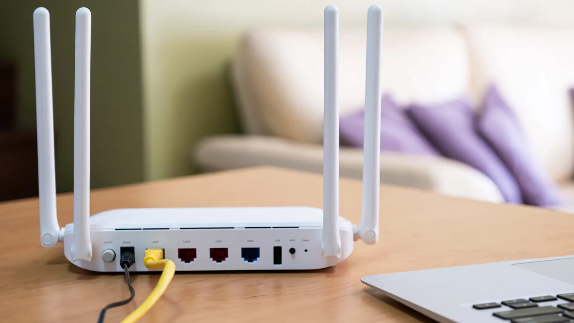 Router conectado a portátil para representar las posibilidades de internet si tienes un router de parlem Router conectado a portátil para representar las posibilidades de internet si tienes un router de parlem
