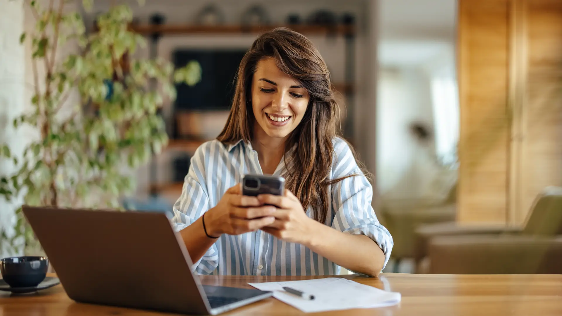 Mujer sonriente configurando el apn de su móvil Parlem gracias a nuestra guía Mujer sonriente configurando el apn de su móvil Parlem gracias a nuestra guía