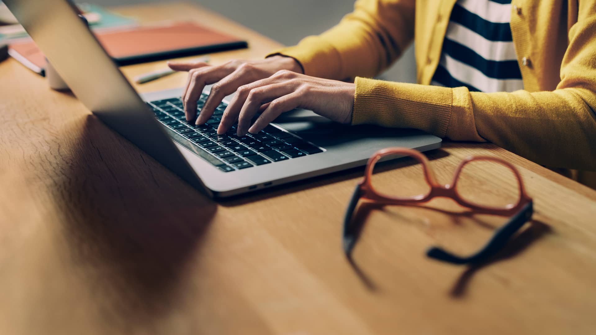 Manos de mujer con laptop buscando las tarifas de internet de parlem