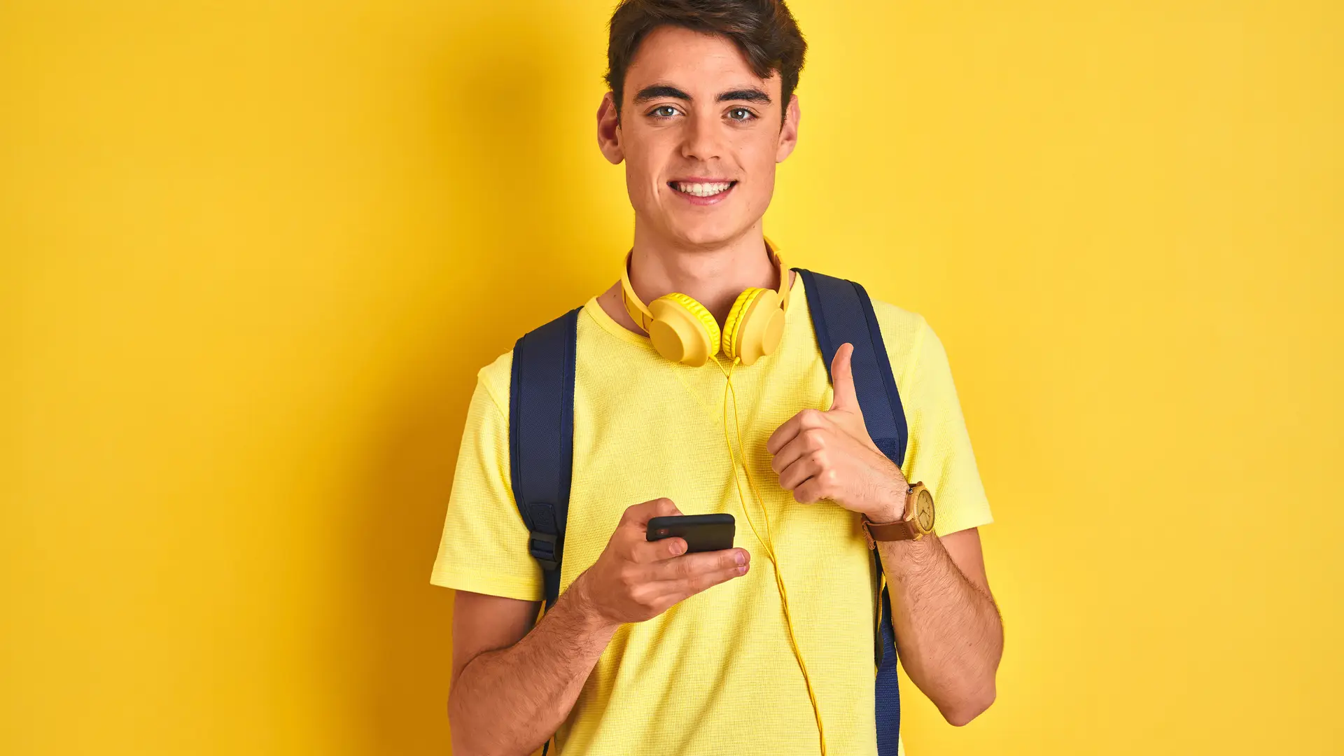 Joven usando su smartphone para escuchar música representa tarifas móvil de parlem Joven usando su smartphone para escuchar música representa tarifas móvil de parlem