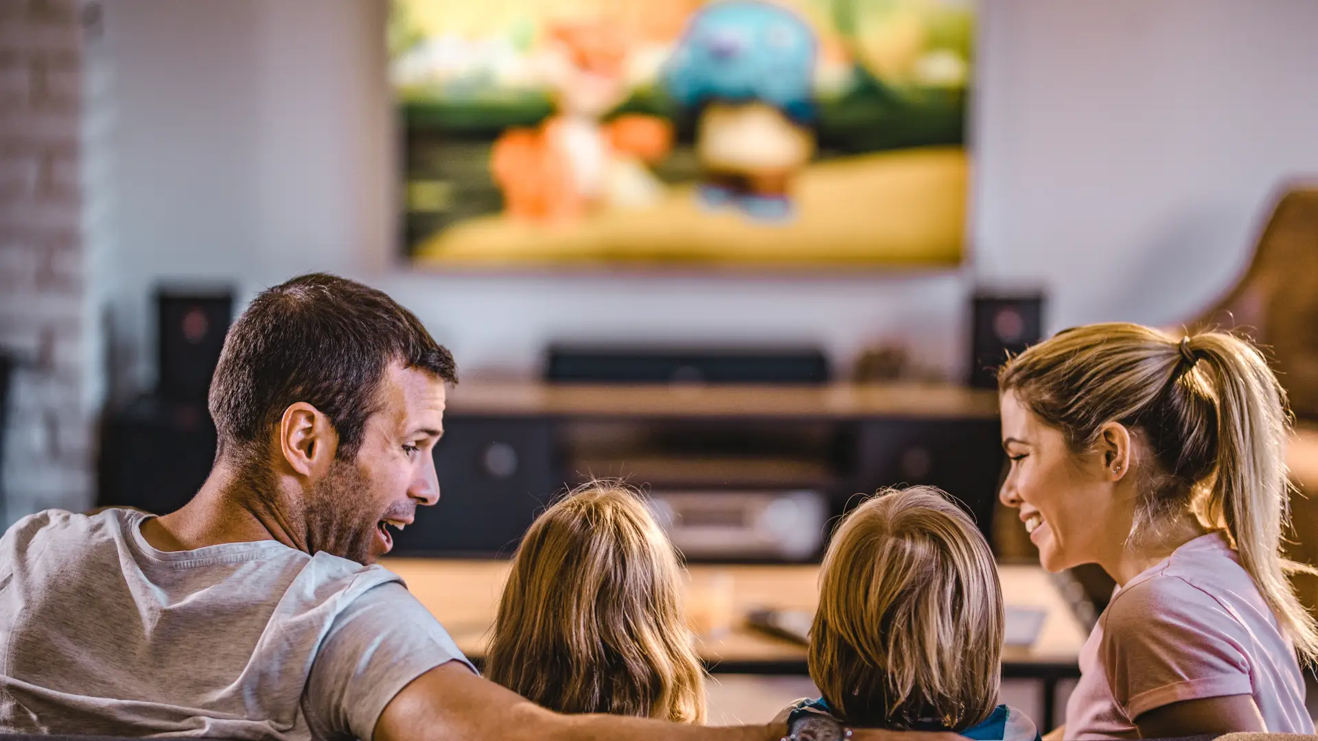 Familia disfruta de una tarde de series frente al televisor gracias a su tarifa de tv de parlem Familia disfruta de una tarde de series frente al televisor gracias a su tarifa de tv de parlem