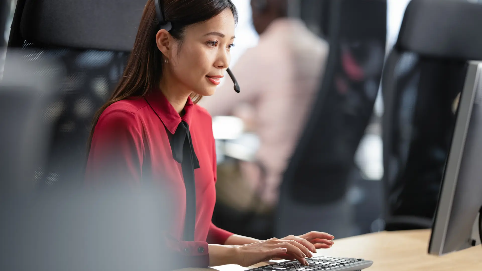 Teleoperadora atendiendo llamada de un cliente con problemas técnicos Teleoperadora atendiendo llamada de un cliente con problemas técnicos