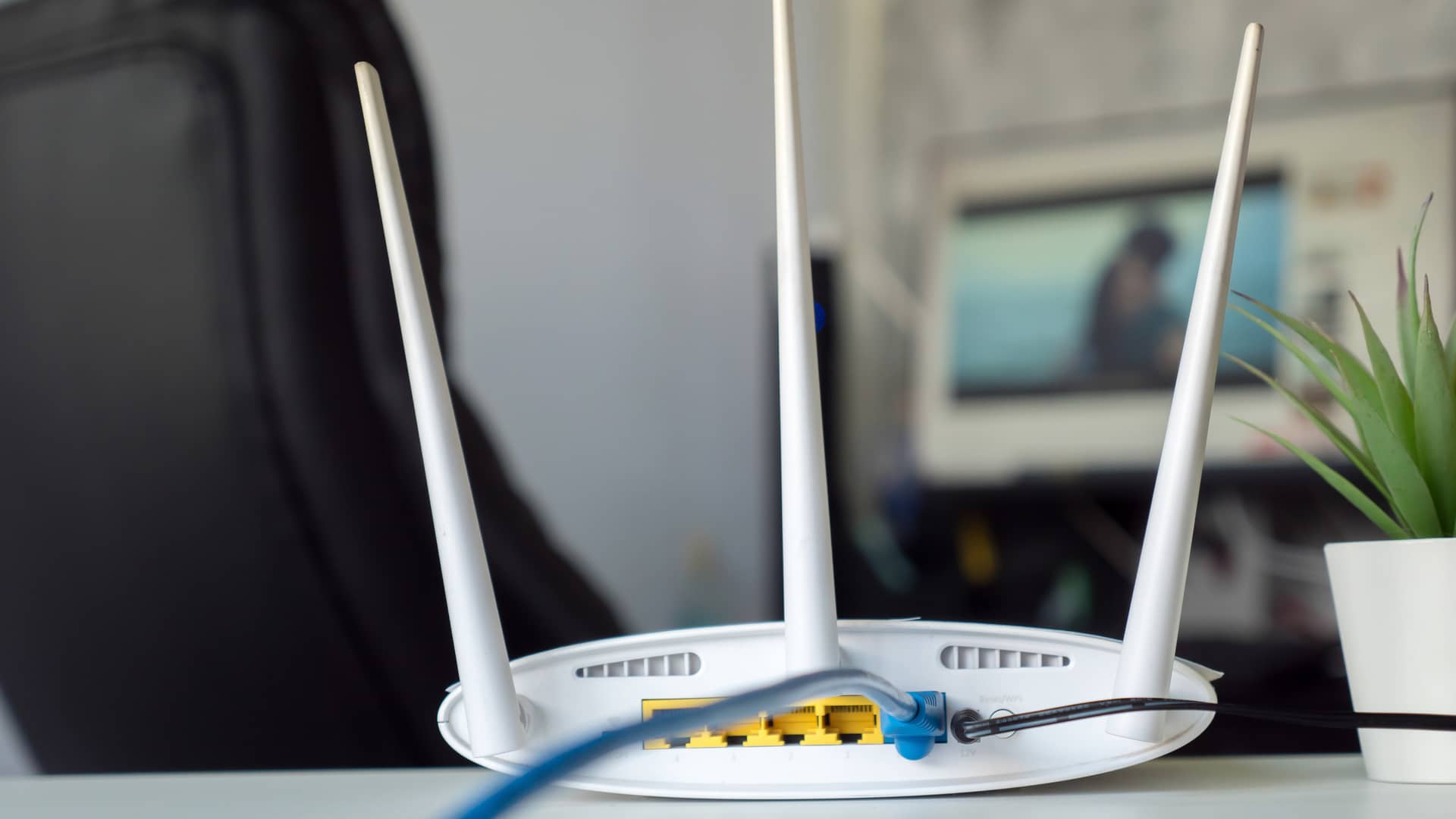 Router visto desde su parte trasera y sus conexiones representa fibra indirecta de pepephone