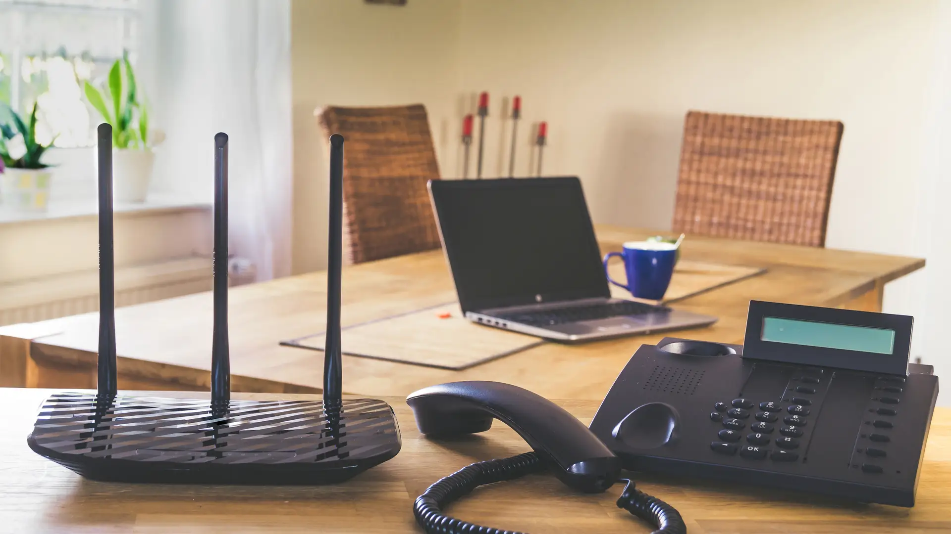 Teléfono fijo y router representan fibra y fijo de pepephone Teléfono fijo y router representan fibra y fijo de pepephone