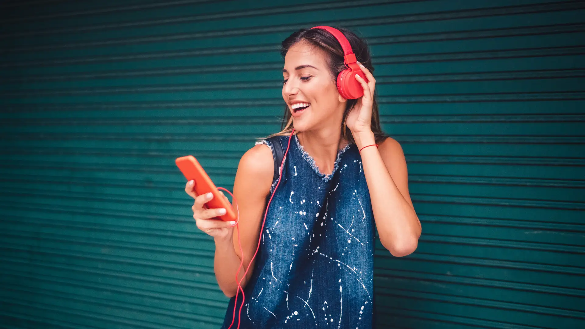 Joven escuchando música con su smartphone representa datos ilimitados vodafone Joven escuchando música con su smartphone representa datos ilimitados vodafone