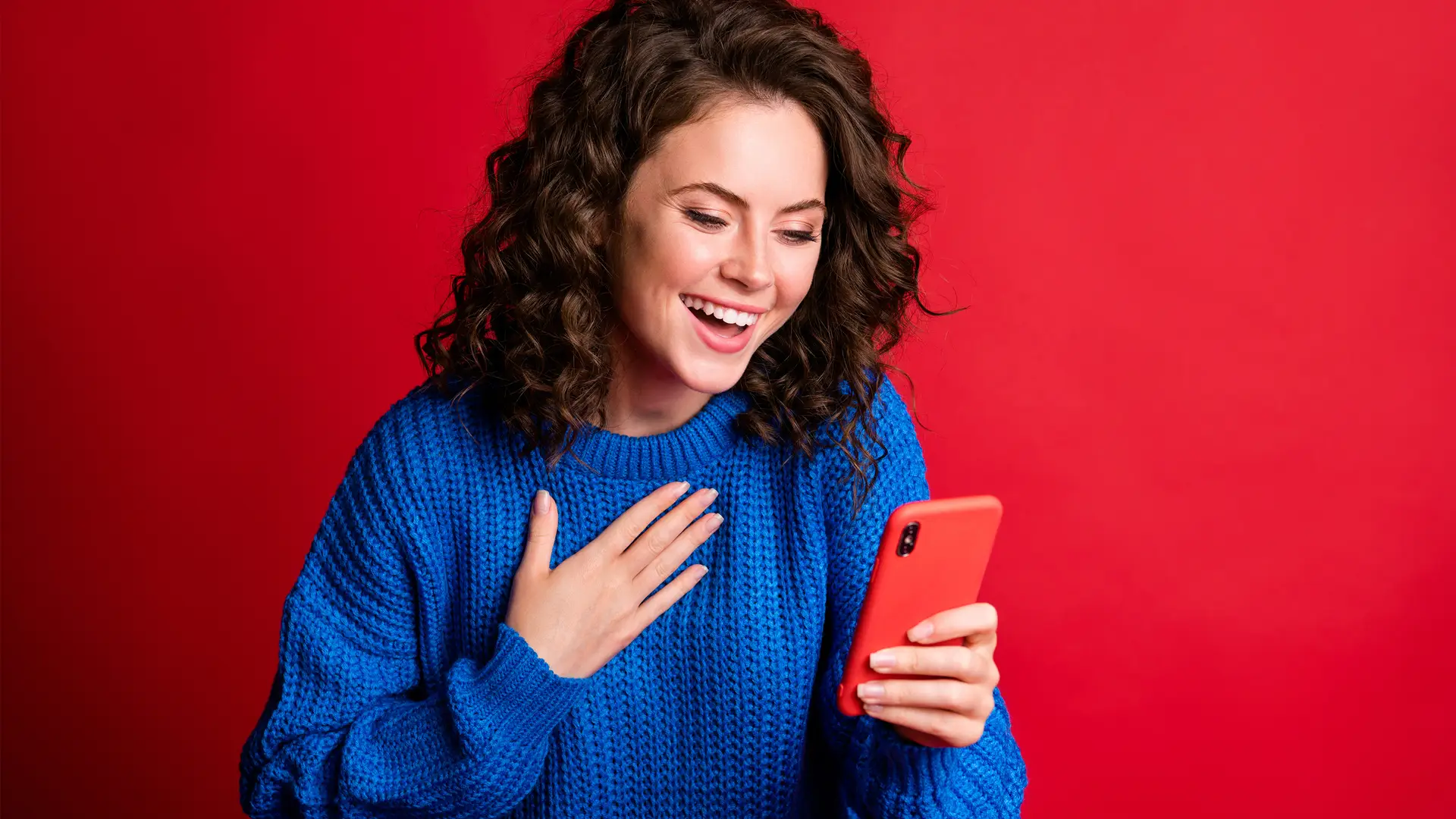 Joven sonriendo aliviada porque ha logrado introducir el código puk en su smartphone correctamente Joven sonriendo aliviada porque ha logrado introducir el código puk en su smartphone correctamente