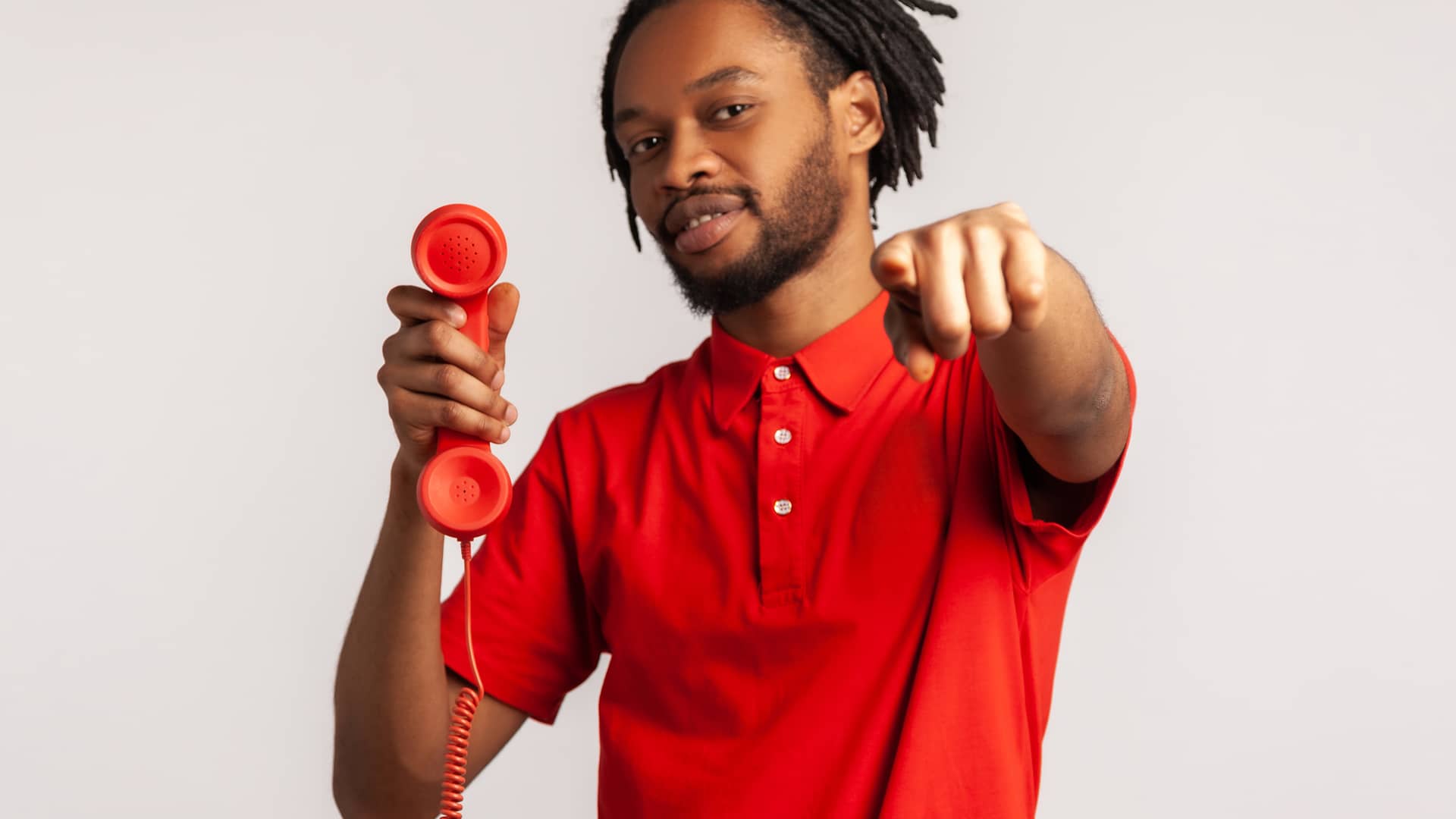 Joven con teléfono fijo descolgado simboliza tarifas sin establecimiento de llamada de pepephone