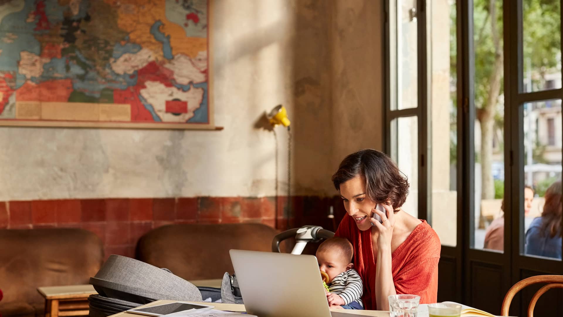Mujer con su bebé usando el portátil mientras habla con teleoperador pepephone para cambiar de tarifa
