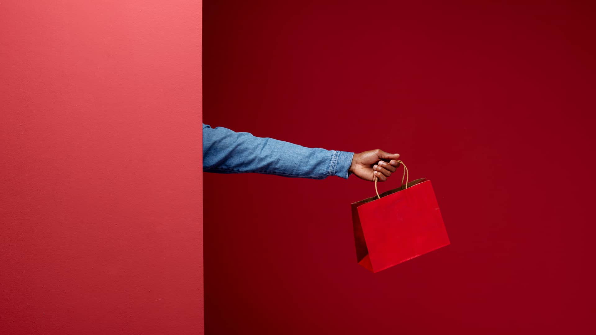 Mano sostiene una bolsa roja representando las ofertas del operador pepephone