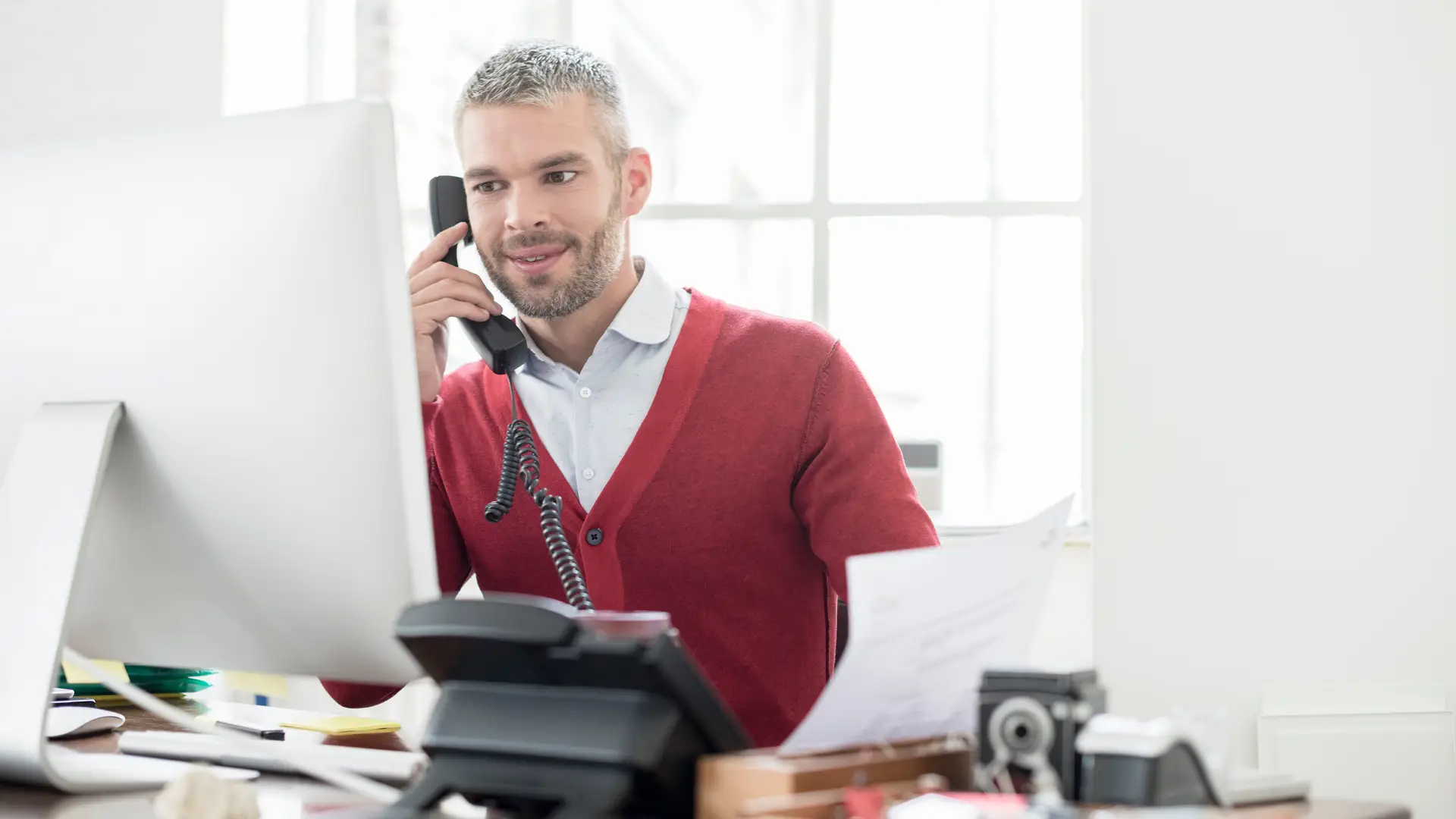 Joven usando teléfono fijo representa tarifas fijo de pepephone