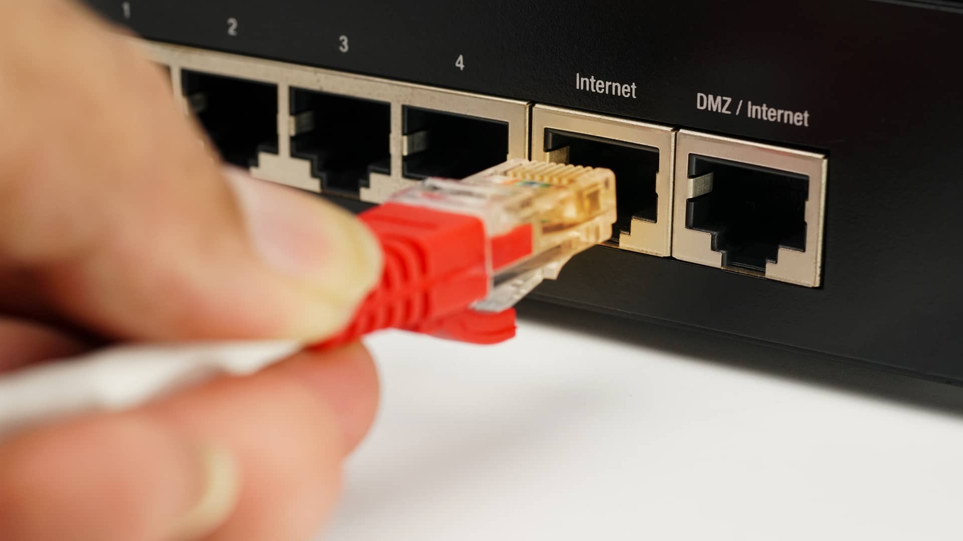 Persona conectando el cable ethernet a su router pepephone para disfrutar de su tarifa de internet adsl