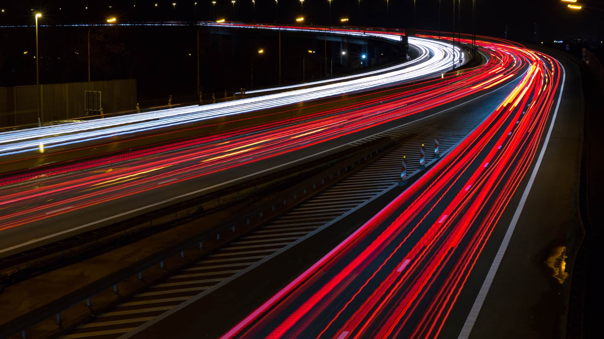 Estelas de luces de coches en autovía representa internet fibra de pepephone