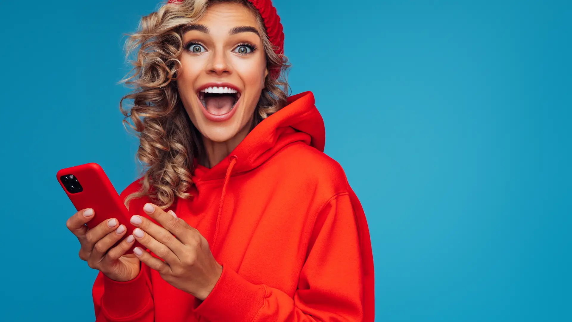 Joven con smartphone sonriente representa tarifas móvil de pepephone Joven con smartphone sonriente representa tarifas móvil de pepephone