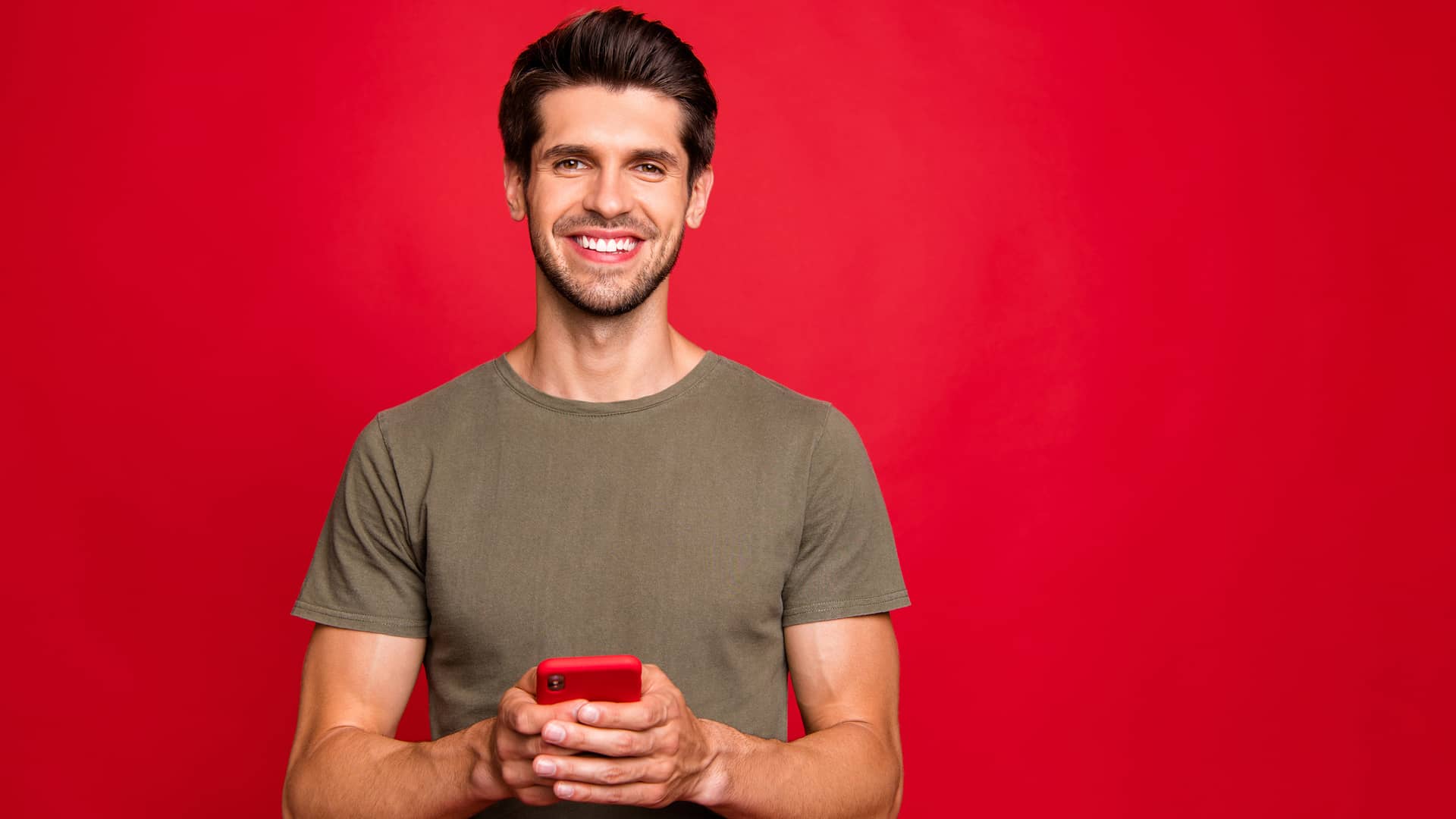 Joven sonriente con teléfono móvil simboliza las tarifas de pepephone