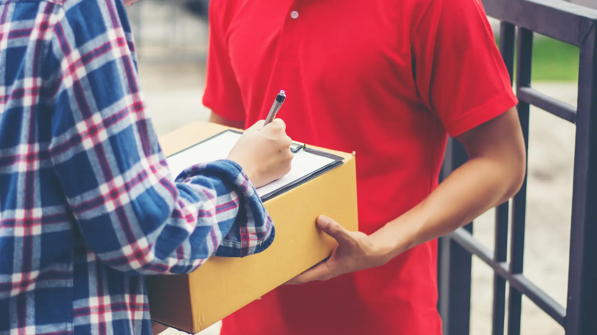 Repartidor le hace entrega a un cliente de pepephone de su nuevo router ya que no cuentan con tienda física Repartidor le hace entrega a un cliente de pepephone de su nuevo router ya que no cuentan con tienda física