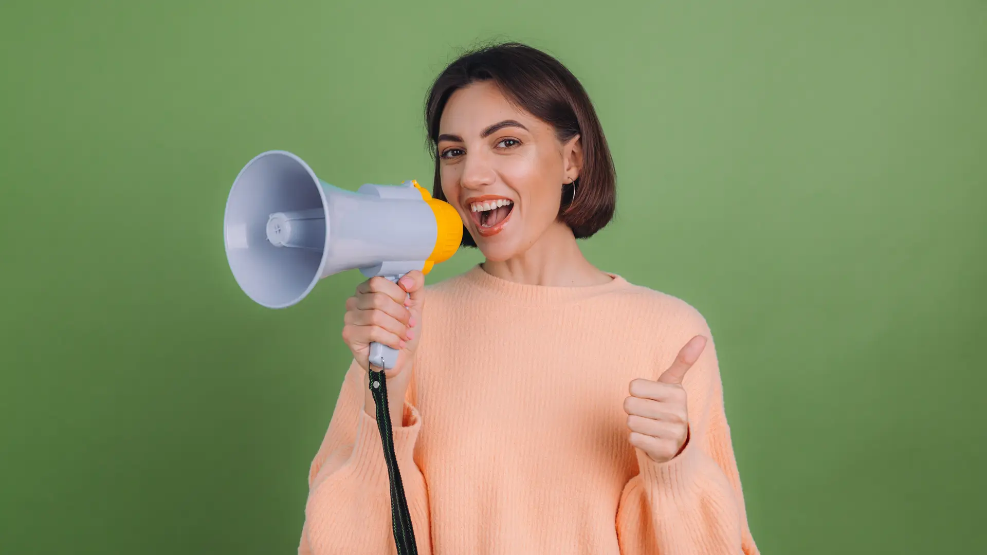 Una chica con un megáfono verde gritando las opiniones de Populoos