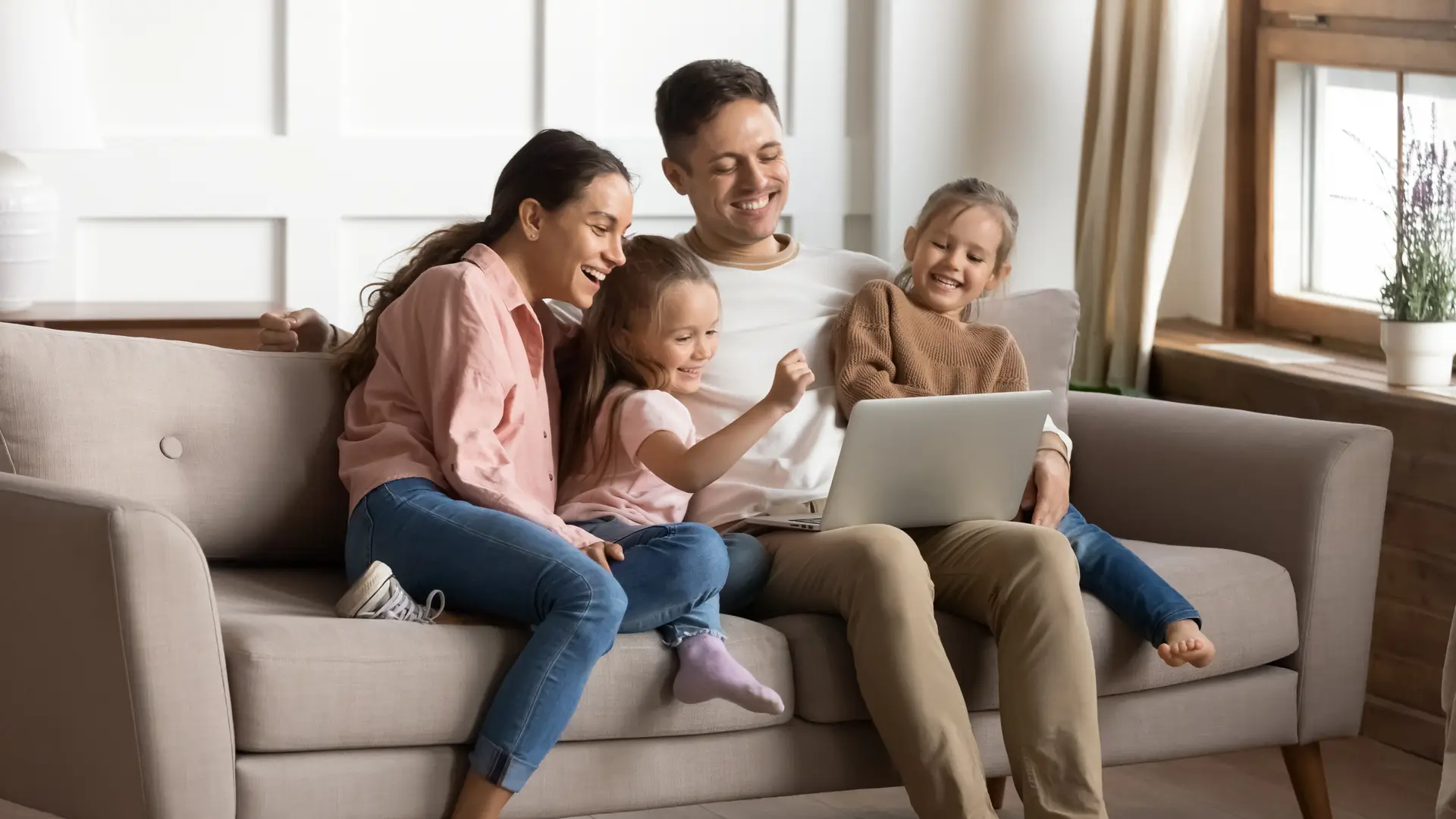 Una familia con el ordenador disfrutando de su tarifa de internet con Populoos