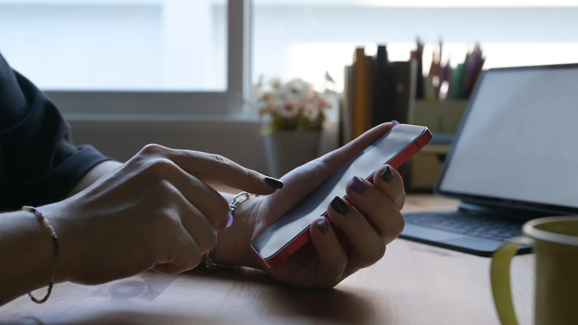 Mujer a punto de desbloquear el teléfono para acceder al área cliente de su móvil ptv telecom Mujer a punto de desbloquear el teléfono para acceder al área cliente de su móvil ptv telecom