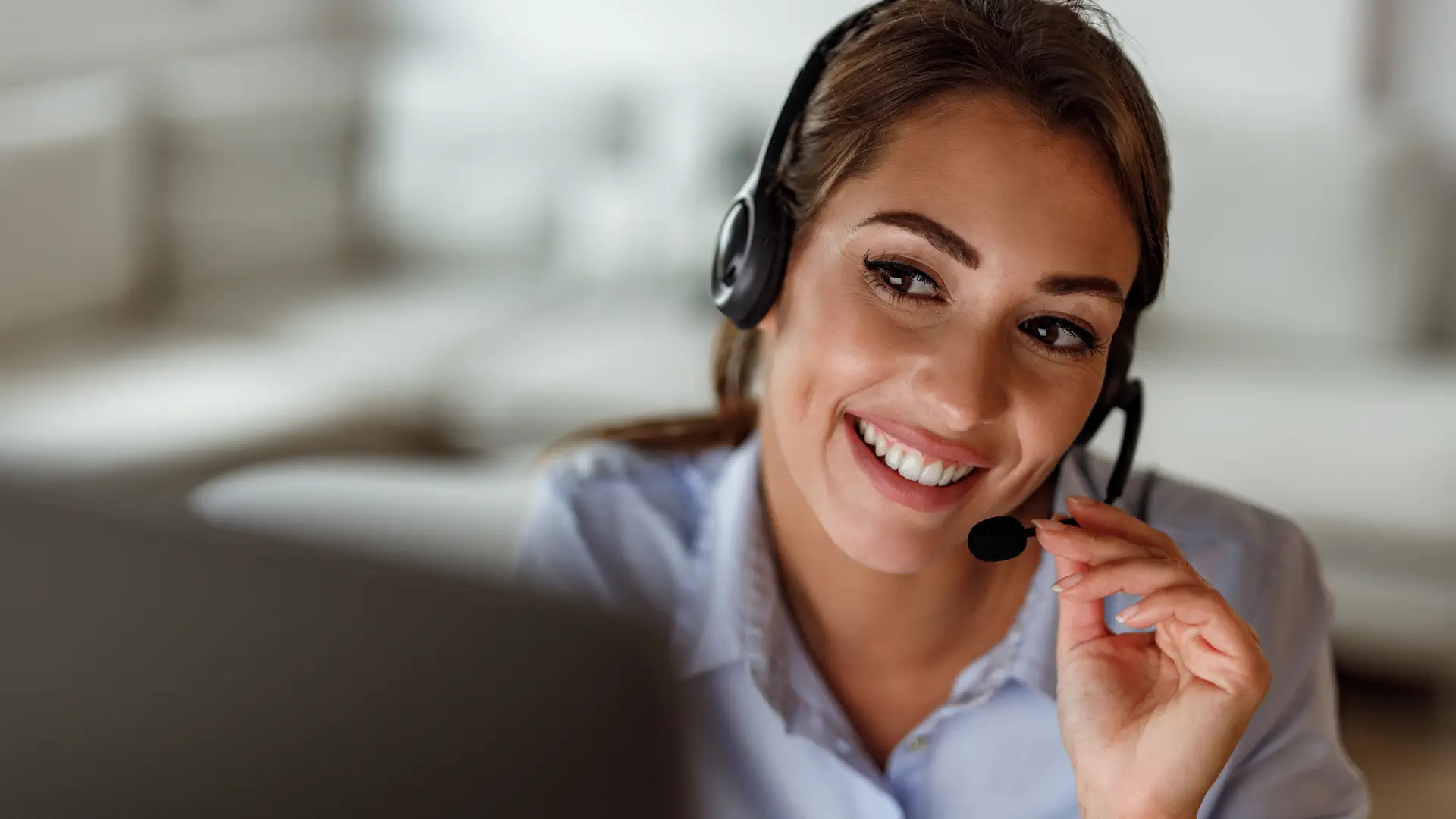 Teleoperadora ptvtelecomo simboliza atención al cliente Teleoperadora ptvtelecomo simboliza atención al cliente