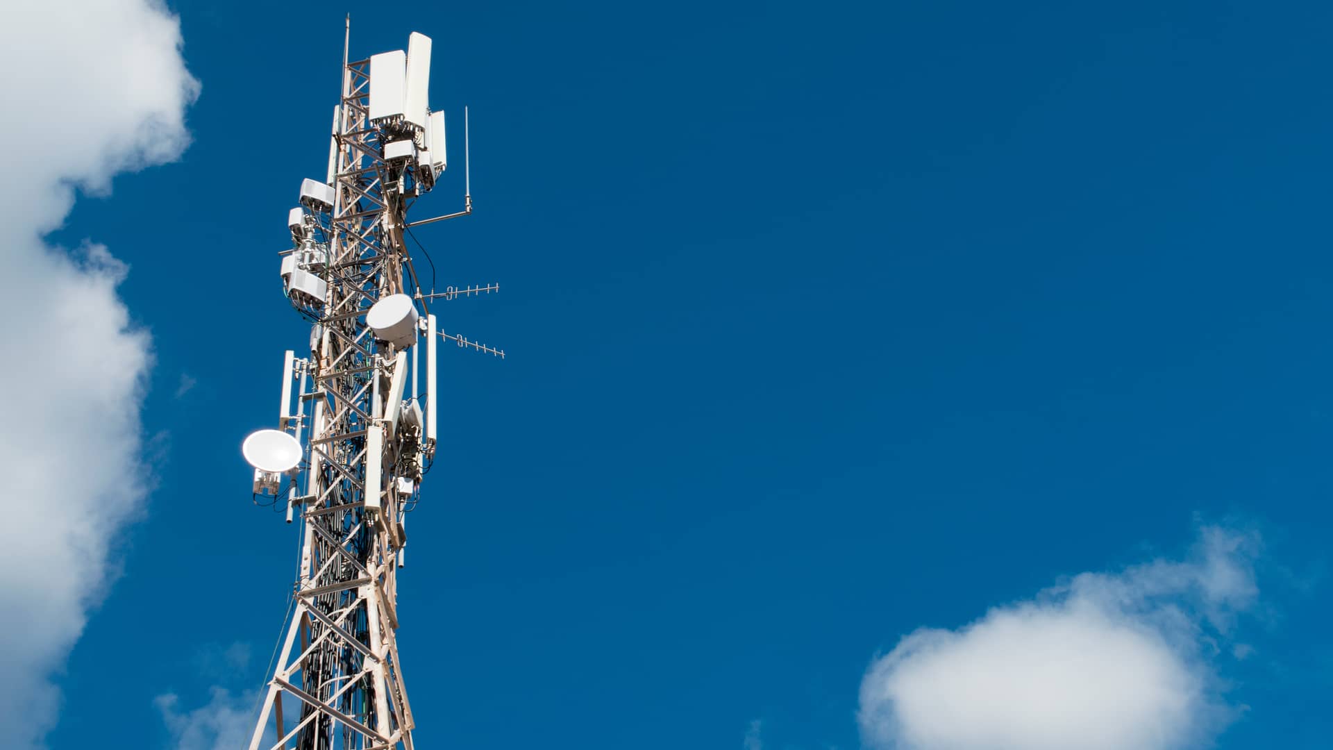 Antena telefónica simboliza cobertura de compañía ptvtelecom