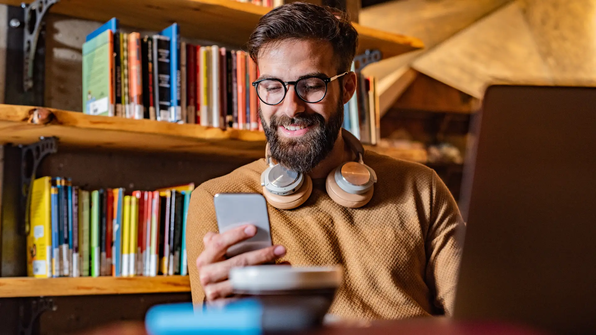 Hombre sonrie tras seguir nuestra guía para configurar apn en su móvil con tarifa ptv telecom Hombre sonrie tras seguir nuestra guía para configurar apn en su móvil con tarifa ptv telecom