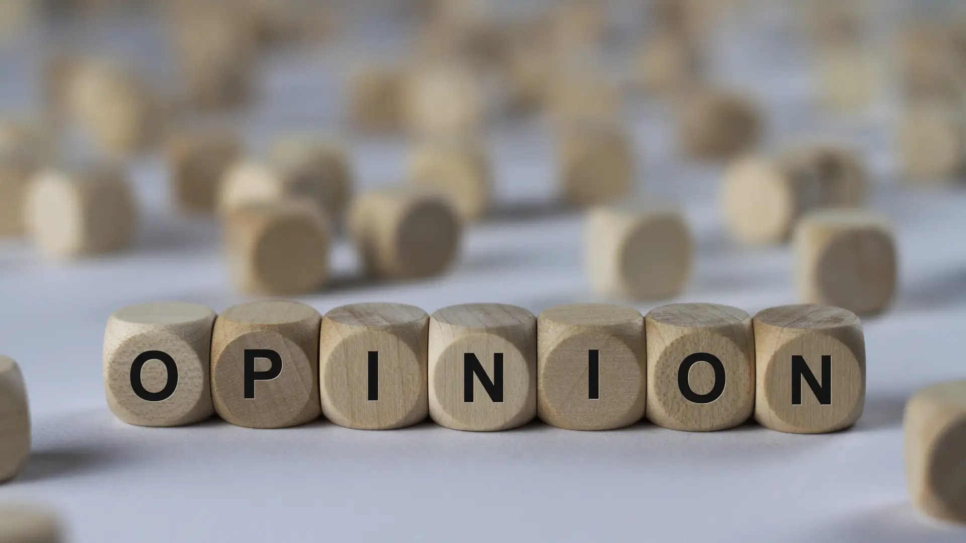 dados de madera colocados seguidos haciendo la palabra opinion por las opinioens de ptv telecom