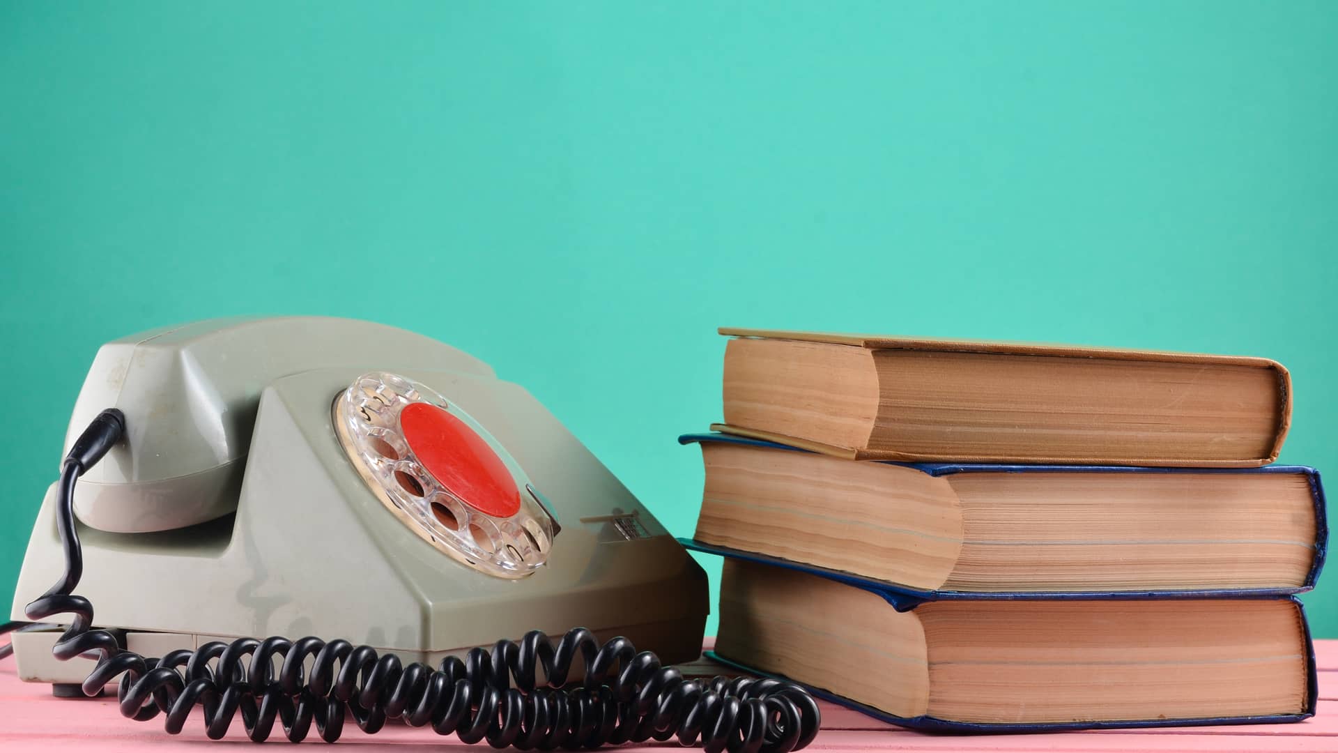 Teléfono retro y libros antiguos representan las tarifas descatalogadas de PTV telecom