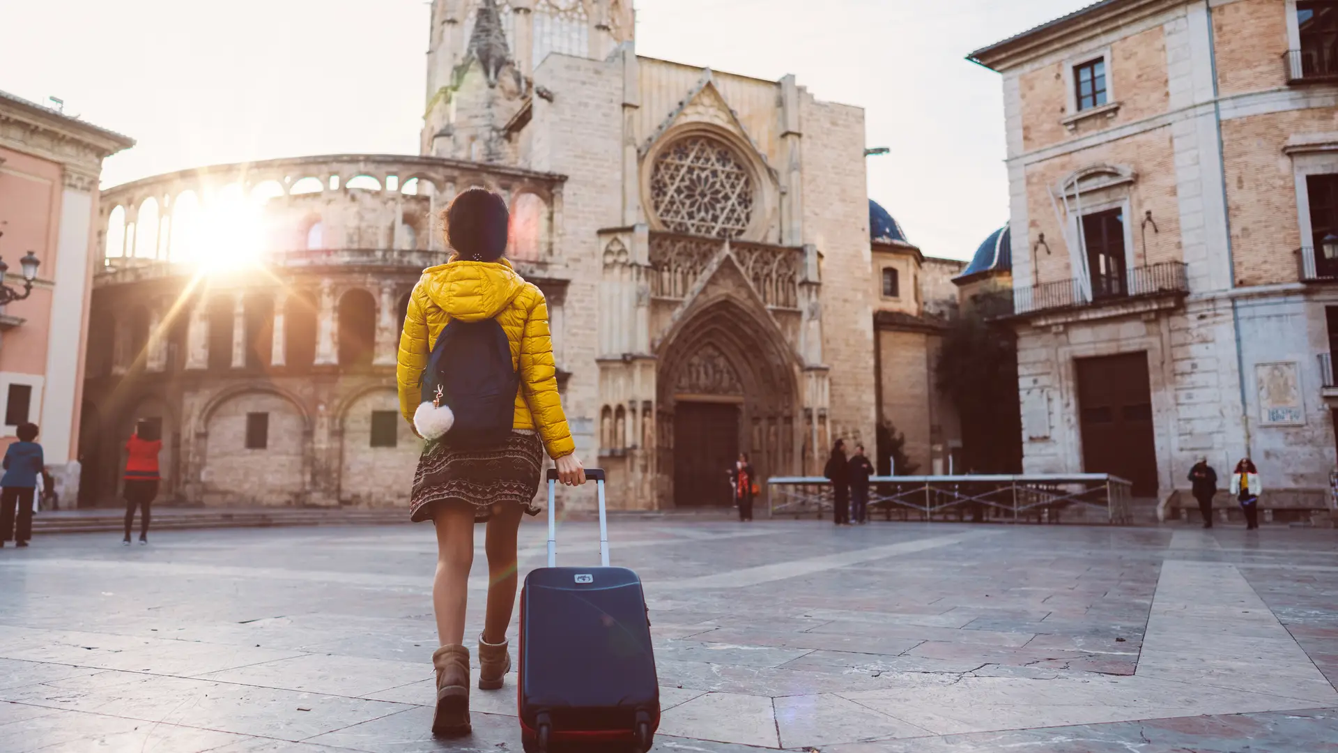Turista con maleta representa el roaming del racc Turista con maleta representa el roaming del racc