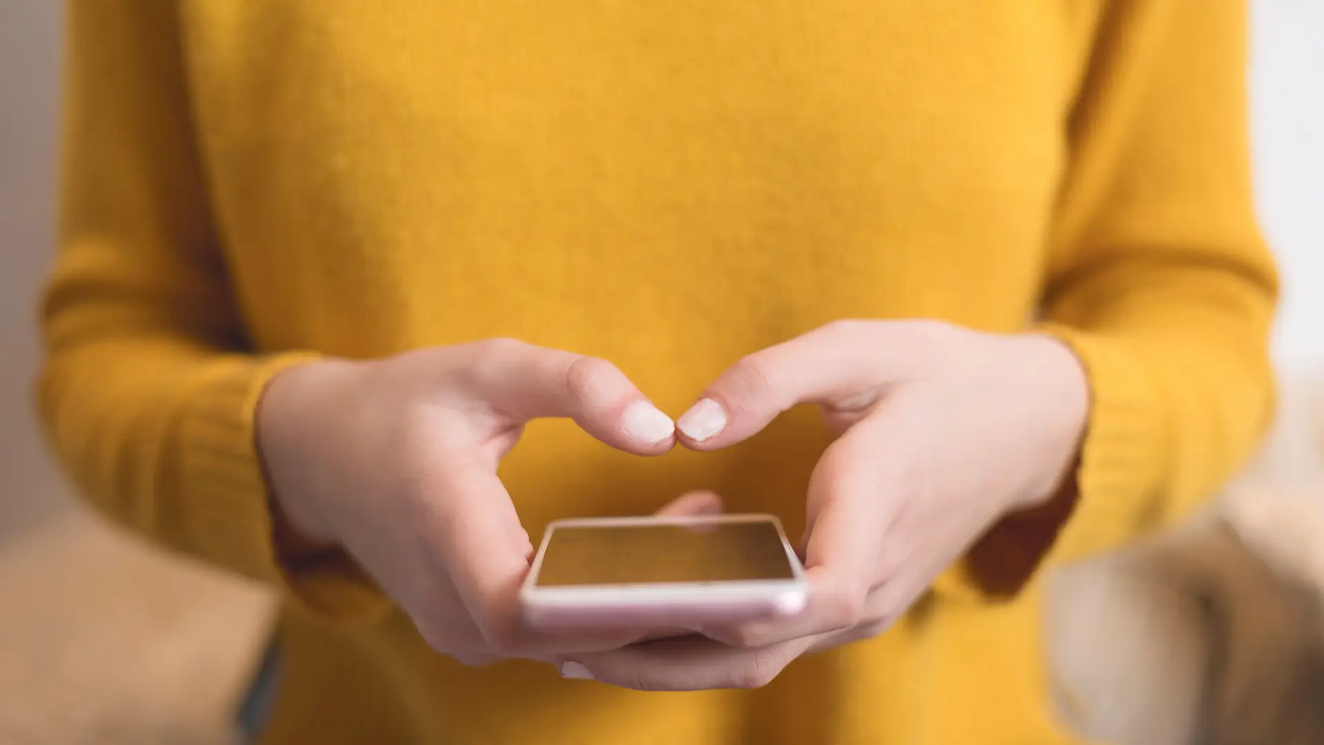 Joven usando su teléfono representa tarifas móvil de racc Joven usando su teléfono representa tarifas móvil de racc