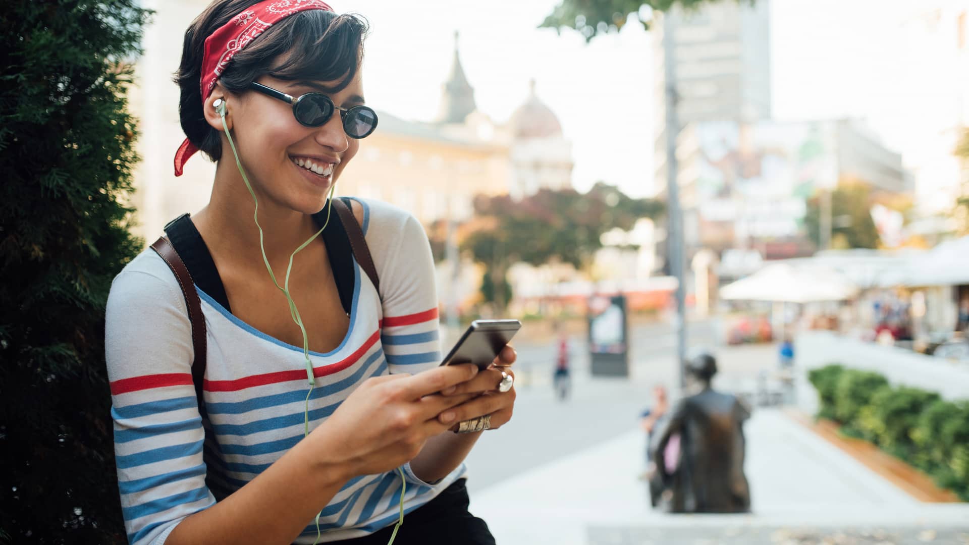 Joven con su smartphone escuchando música representa contrato de república móvil