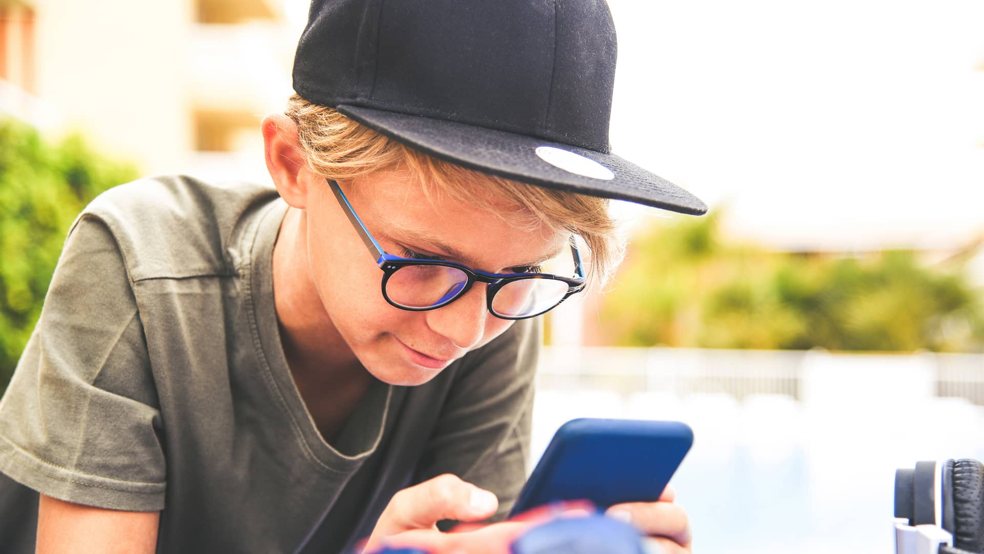 Adolescente usando su smartphone representa móvil prepago de república móvil