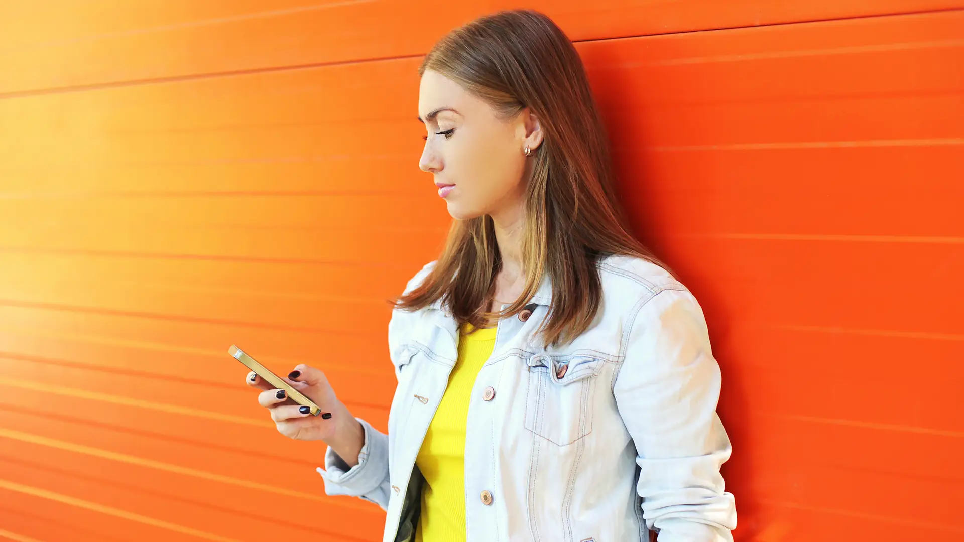 Joven con smartphone accediendo a área clientes de simyo