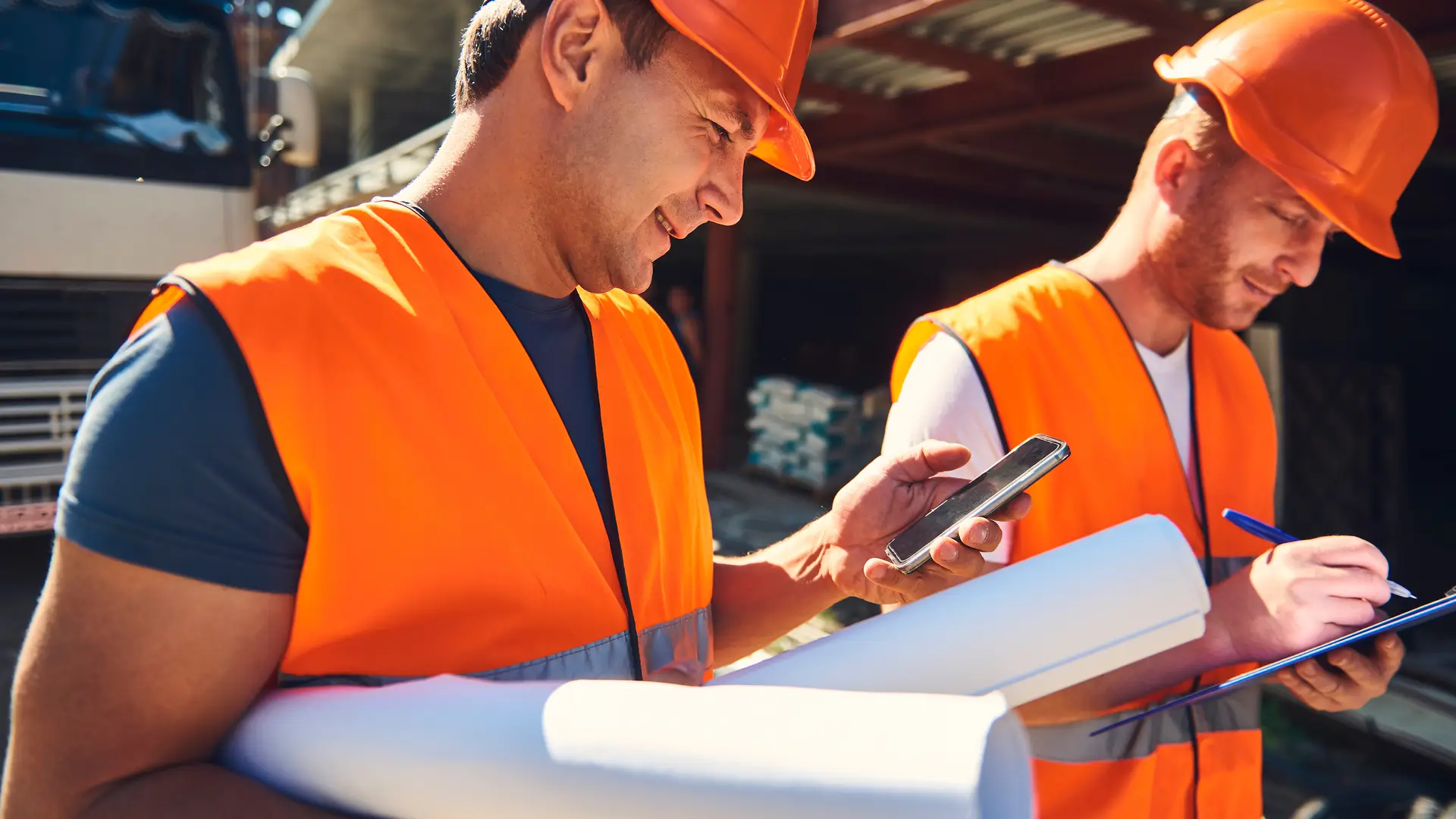 Trabajador usando su smartphone representa empresas simyo Trabajador usando su smartphone representa empresas simyo