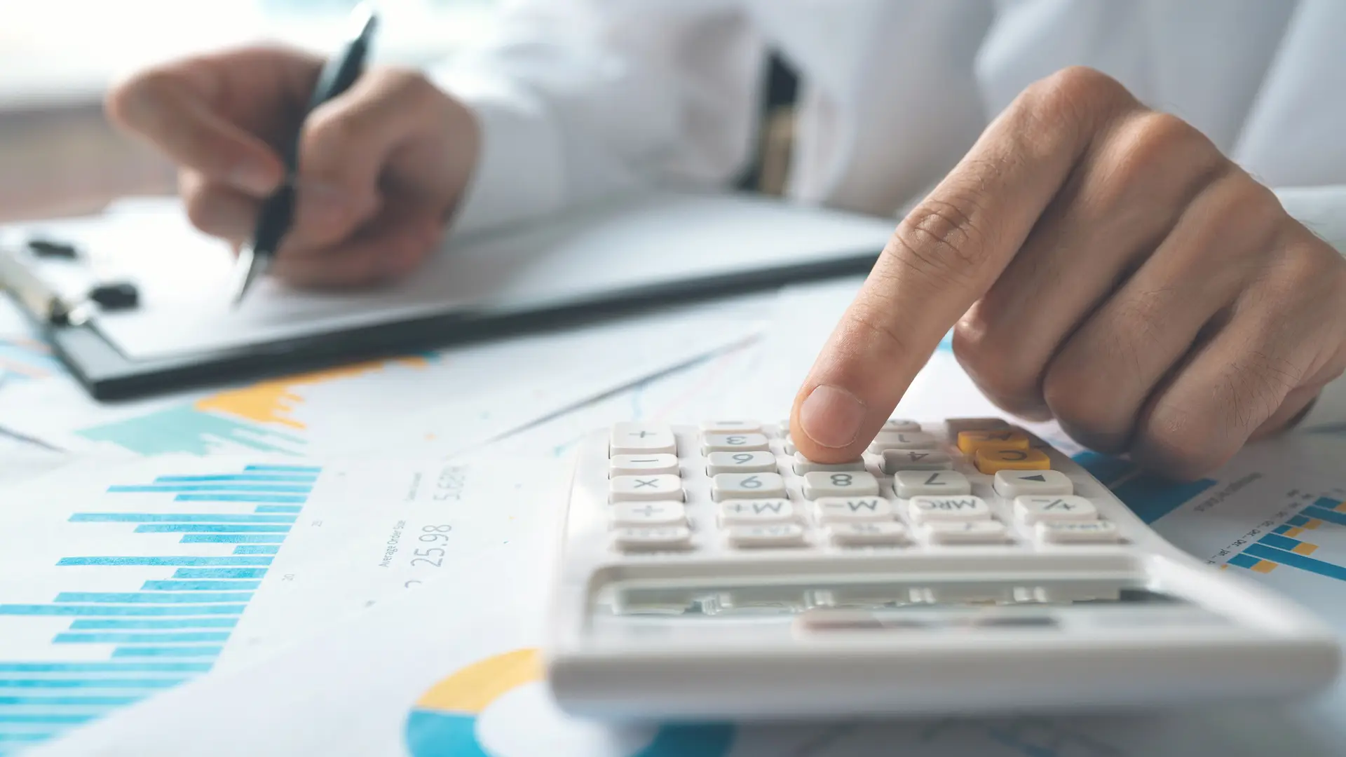 Hombre revisando facturas entre las que se encuentra la de simyo Hombre revisando facturas entre las que se encuentra la de simyo