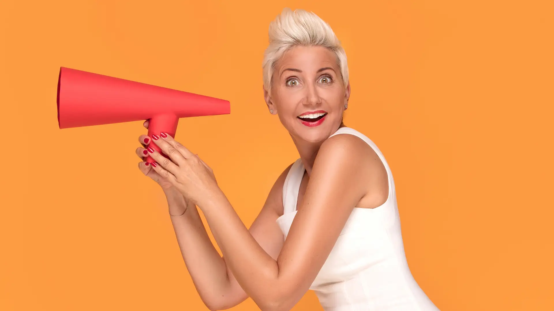 Mujer con megáfono anunciando los bonos de simyo