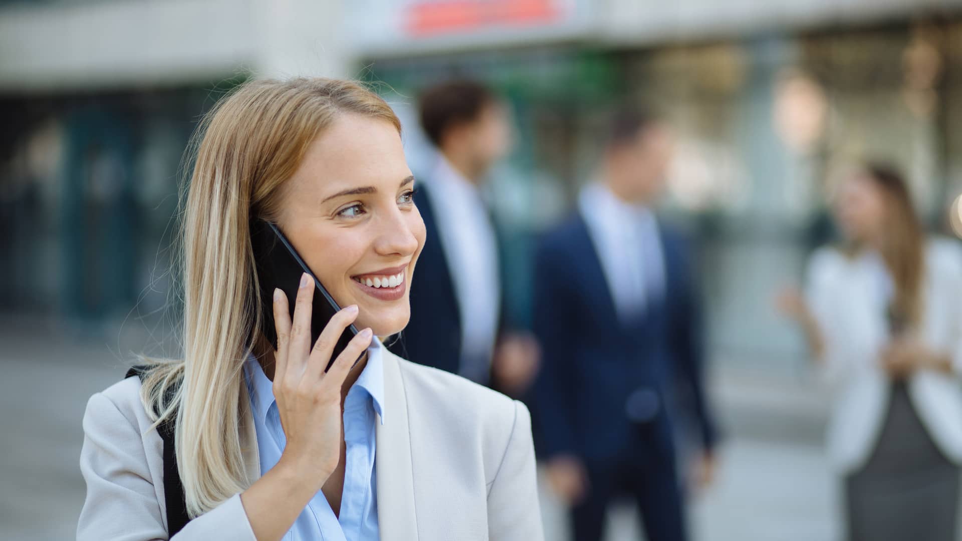 Mujer de negocios hablando por teléfono simboliza llamadas internacionales de simyo