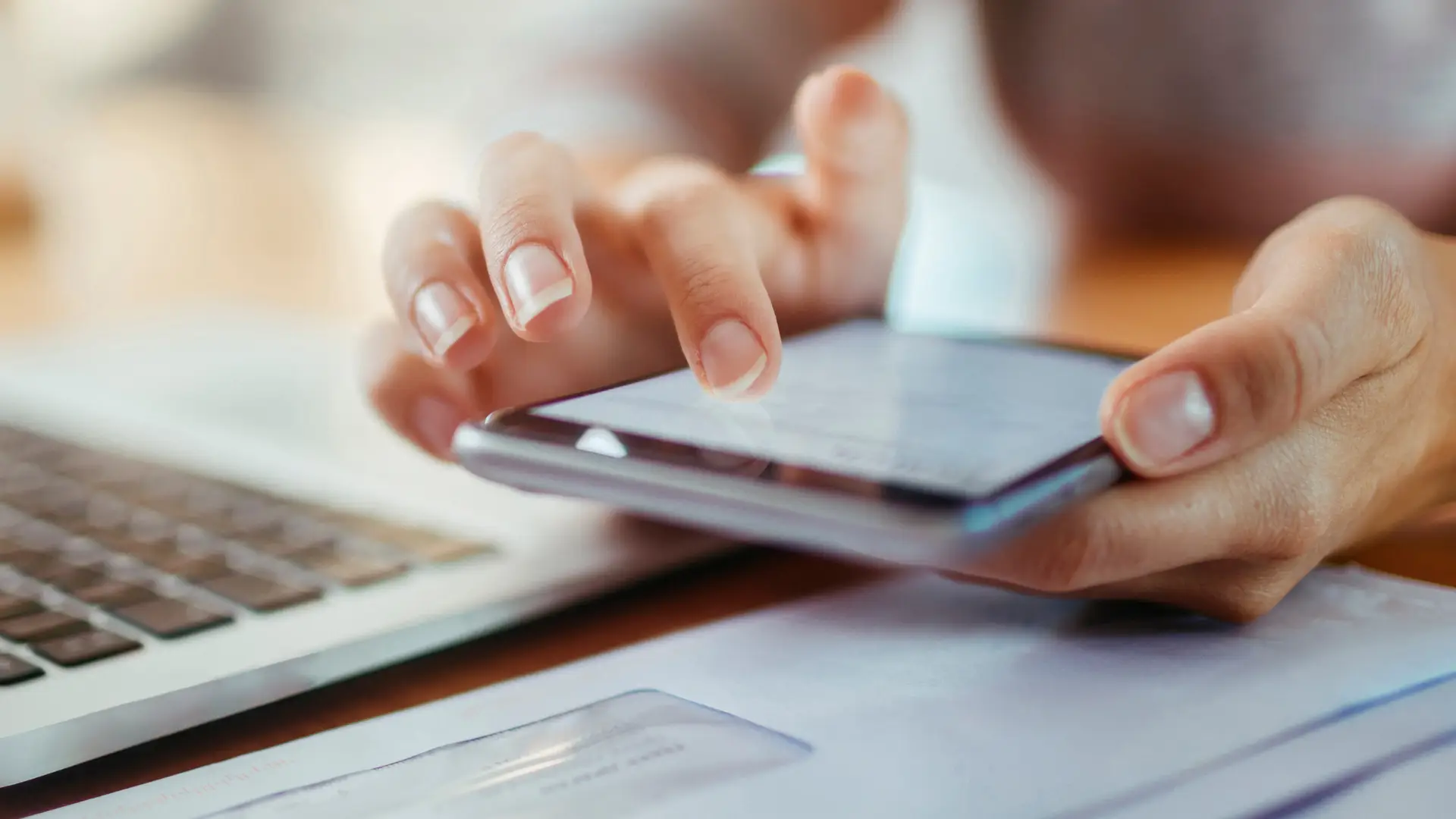 Mujer utilizando un teléfono para consultar saldo Mujer utilizando un teléfono para consultar saldo