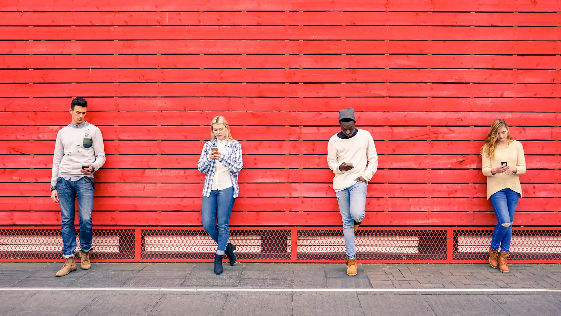 Jovenes usando sus móviles simyo Jovenes usando sus móviles simyo