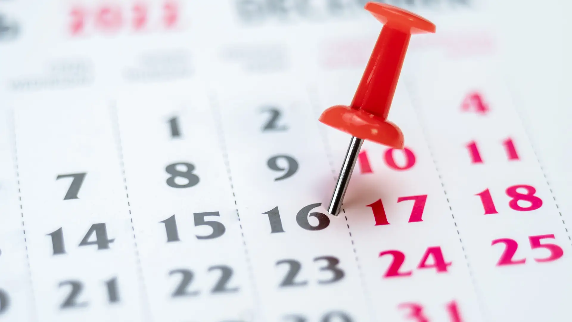 calendario con una chincheta marcando un dia que simula la permanencia en simyo calendario con una chincheta marcando un dia que simula la permanencia en simyo