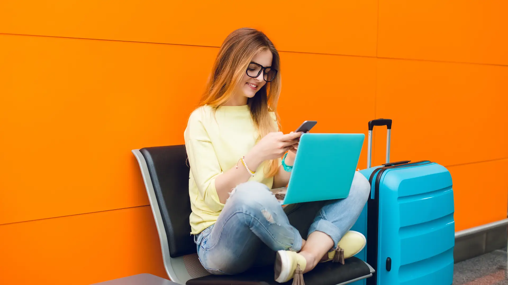 Joven consulta las tarifas disponibles de móvil e internet de simyo a su llegada a su nueva ciudad para realizar un nuevo contrato Joven consulta las tarifas disponibles de móvil e internet de simyo a su llegada a su nueva ciudad para realizar un nuevo contrato
