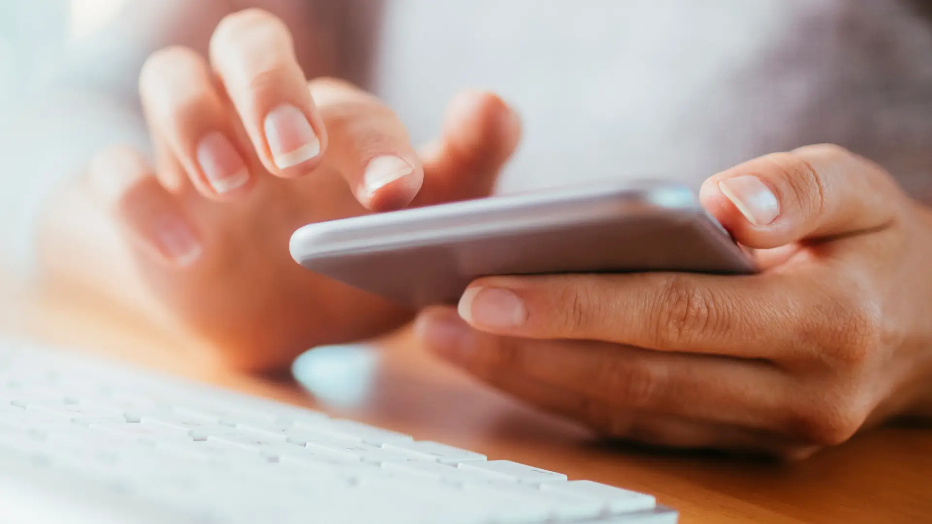 Mujer realizando recarga en teléfono prepago de su hijo