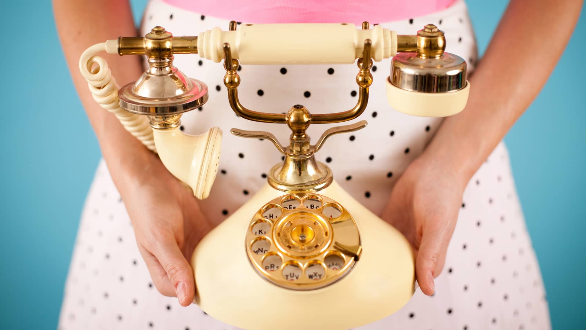 Mujer con teléfono antiguo representa tarifas descatalogadas de suop
