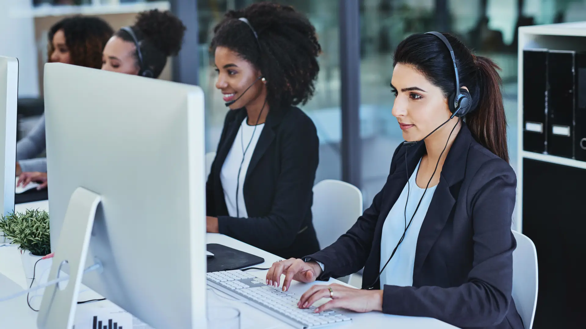 Varias mujeres del departamento de atención al cliente, servicio con el que también cuenta Sweno Varias mujeres del departamento de atención al cliente, servicio con el que también cuenta Sweno