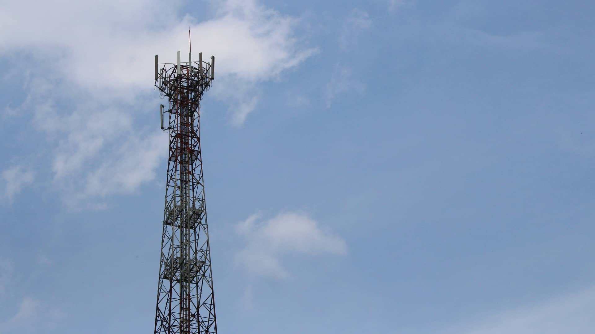 Antena de telecomunicaciones simboliza cobertura 4g de telecable