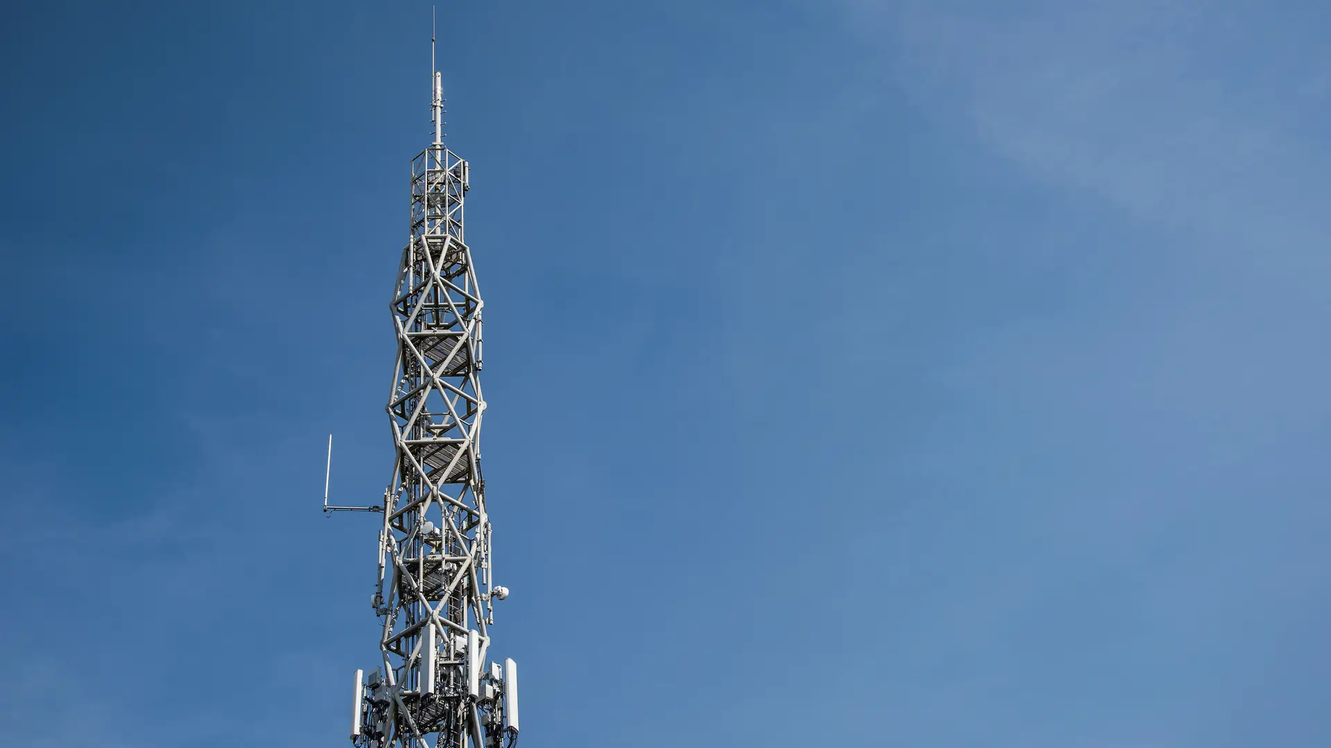 Antena de telecomunicaciones simboliza cobertura de telecable Antena de telecomunicaciones simboliza cobertura de telecable